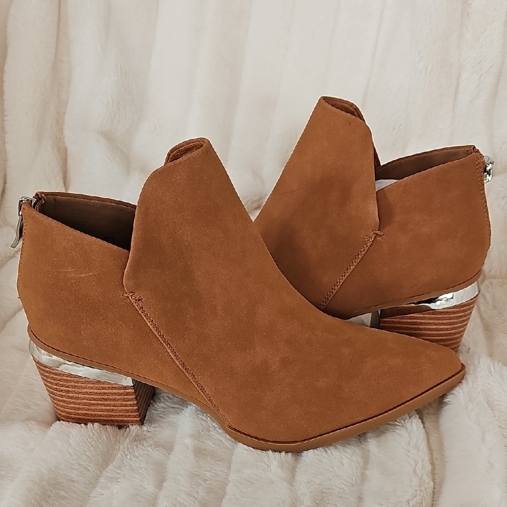 Elegant Tan Ankle Boots with Silver Detail